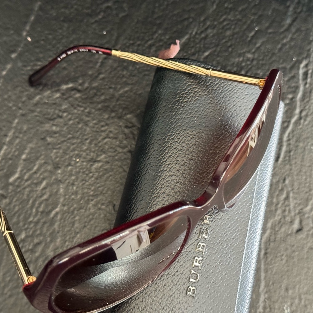 Burberry Red Oversized Sunglasses - Picture 3 of 7